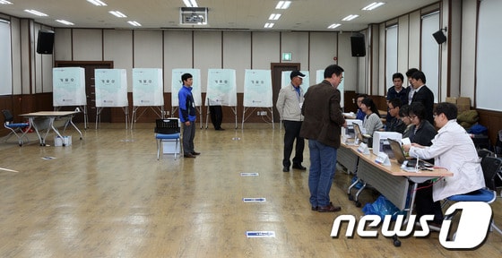 10.30 재보궐 선거 사전투표가 실시된 25일 오전 경기도 화성시 봉담읍사무소에 마련된 투표소가 한산한 모습을 보이고 있다. 2013.10.25/뉴스1 © News1   허경 기자