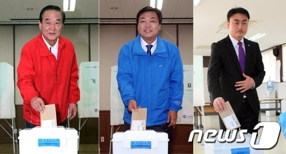 10.30 보궐선거 화성갑에 출마한 새누리당 서청원 후보&#40;왼쪽부터&#41;와 민주당 오일용 후보, 진보당 홍성규 후보가 25일 오전 경기도 화성시 봉담읍사무소에서 사전투표를 하고 있다. 2013.10.25/뉴스1 © News1   &#40;화성=뉴스1&#41;