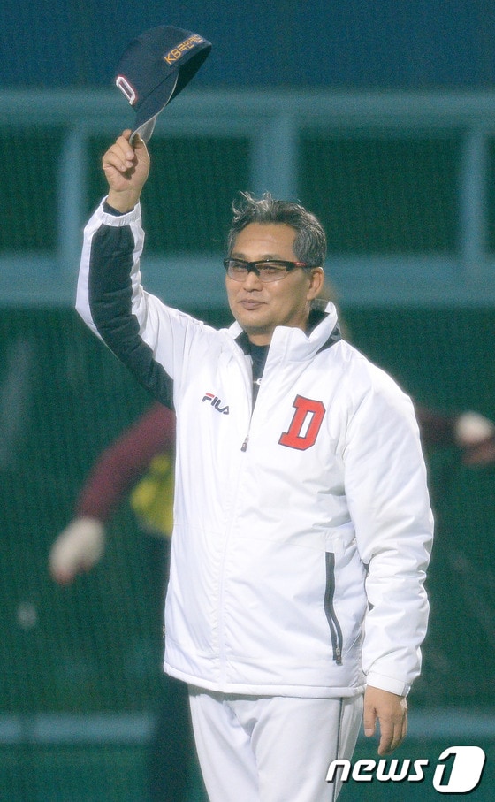 '2013 한국야쿠르트 세븐 프로야구' 한국시리즈 2차전 삼성라이온즈와 두산베어스의 경기가 25일 대구야구장에서 열렸다.두산이 연장 13회, 5시간 32분의 혈투 끝에 5대1로 승리한 후 두산 김진욱 감독이 관중들에게 인사하고 있다. 2013.10.25/뉴스1 © News1 이동원 기자