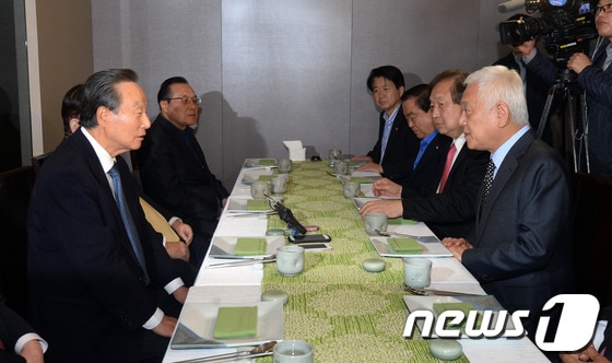 김한길 민주당 대표가 26일 오후 서울 여의도의 한 식당에서 열린 상임고문단과의 만찬에서 권노갑 상임고문&#40;왼쪽&#41;과 대화 나누고 있다. 2013.10.26/뉴스1 © News1 양동욱 기자