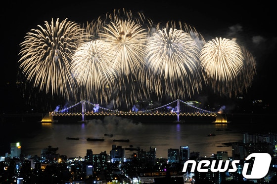 제9회 부산불꽃축제가 열린 26일 오후 부산 광안리해수욕장에서 광안대교를 배경으로 화려한 불꽃쇼가 펼쳐지고 있다. 2013.10.26/뉴스1 © News1 전혜원 기자
