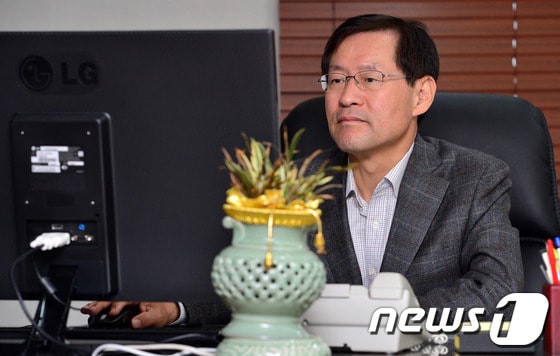 신임 검찰총장으로 내정된 김진태 전 대검차장이 27일 서울 강남구 역삼동 김 후보가 변호사 사무실에서 업무를 보고 있다. 2013.10.27/뉴스1 © News1   손형주 기자