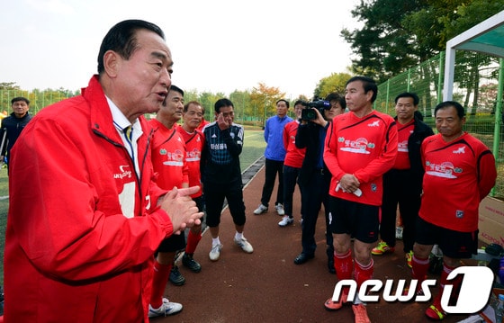 국회의원 보궐선거 화성갑에 출마한 새누리당 서청원 후보가 27일 오후 화성시 송산동 화산체육공원에서 조기축구회원들과 인사를 나누고 있다. 2013.10.27/뉴스1 © News1   최영호 기자