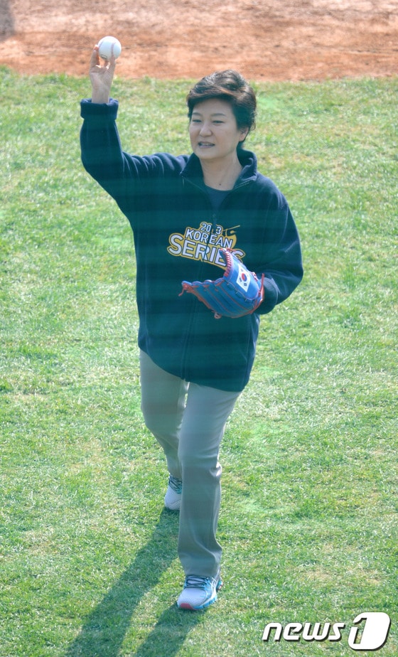 박근혜 대통령이 27일 오후 서울 잠실야구장에서 열린 &#39;2013 한국야쿠르트 세븐 프로야구&#39; 한국시리즈 3차전 두산베어스와 삼성라이온즈의 경기에 앞서 시구를 하고 있다. 2013.10.27/뉴스1 © News1   이동원 기자