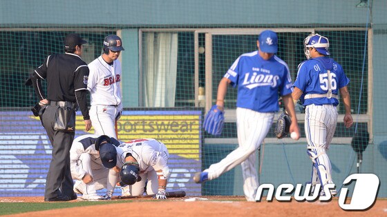 '2013 한국야쿠르트 세븐 프로야구' 한국시리즈 3차전 두산베어스와 삼성라이온즈의 경기가 27일 서울 잠실야구장에서 열렸다.두산 7회말 공격 1사 상황 홍성흔이 삼성 장원삼의 몸쪽 공을 피하다 다리 부상을 당하고 있다. 2013.10.27/뉴스1 © News1   이동원 기자