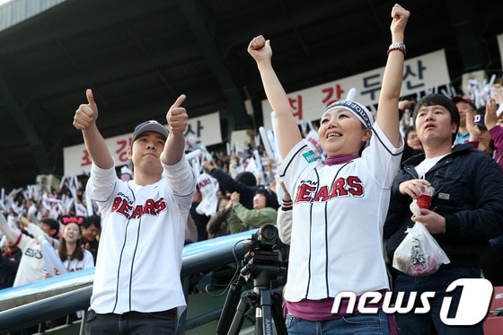 27일 오후 서울 잠실야구장에서 열린 2013 프로야구 한국시리즈 3차전 두산 베어스와 삼성 라이온즈의 경기에서 두산 팬들이 열띤 응원을 펼치고 있다. 2013.10.27 머니투데이/뉴스1  © News1   