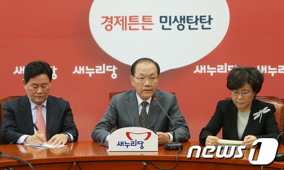 황우여 새누리당 대표가 28일 서울 여의도 국회에서 열린 최고위원회의에서 모두 발언을 하고 있다. 황 대표는 이날 회의에서 국가기관 대선 개입 의혹 사건이 확산되고 있는 것과 관련, 