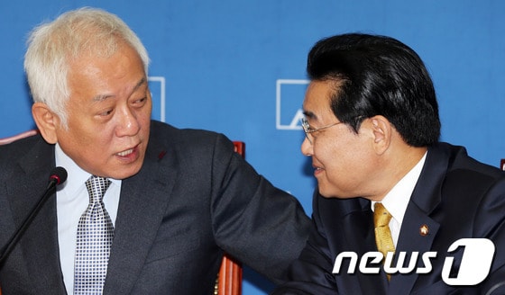 김한길 민주당 대표와 전병헌 원내대표가 28일 오전 서울 여의도 국회에서 열린 최고위원회의에서 대화를 나누고 있다. 2013.10.28/뉴스1 © News1 허경 기자