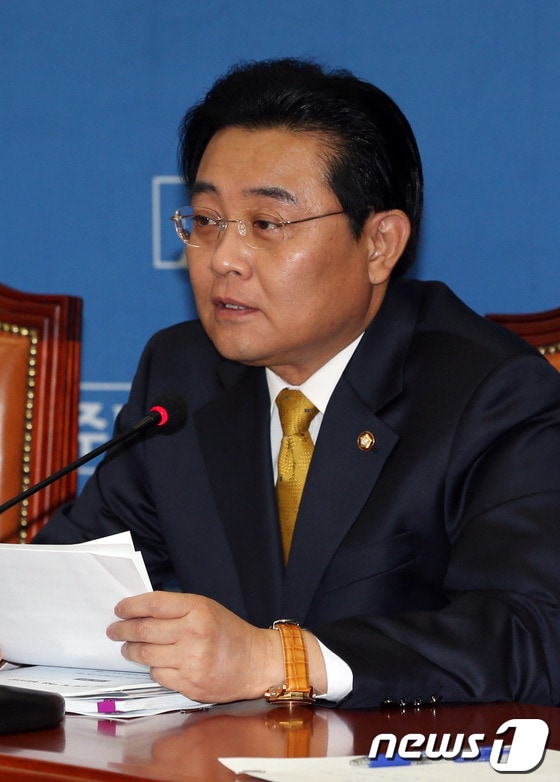 전병헌 민주당 원내대표가 28일 오전 서울 여의도 국회에서 열린 최고위원회의에서 모두발언을 하고 있다. 2013.10.28/뉴스1 © News1 허경 기자