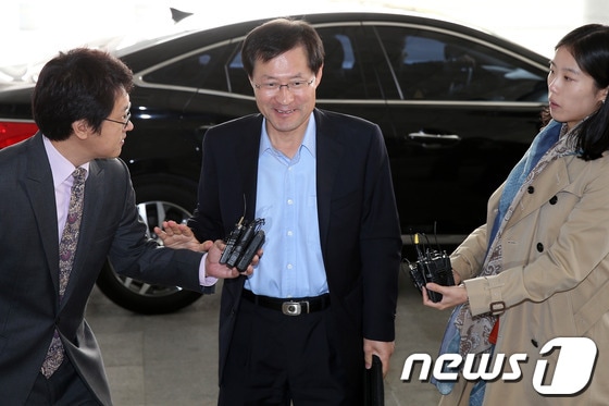 김진태 신임 검찰총장 내정자가 28일 오전 서초동 서울고등검찰청에 마련된 인사청문 준비팀 사무실로 출근하고 있다. 2013.10.28/뉴스1 © News1 한재호 기자