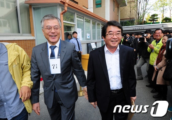 안도현 시인 참여재판이 열린 28일 오전 전북 지방법원 1호 법정 앞에서 문재인 의원과 안도현 시인이 인사를 하고 있다.안 시인은 지난해 12월 자신의 트위터에 당시 박근혜 새누리당 대선 후보가 안중근 유목&#40;보물 제569-4호&#41;을 소장하고 있다는 내용을 자신의 트위터에 올려 공직선거법 위반으로 기소됐다.2013.10.28/뉴스1 © News1 김대웅 기자