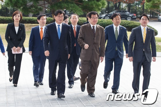 민주당 이춘석 법사위 간사, 신경민 최고위원을 비롯한 국회 법제사법위원회·정무위원회 소속 의원들과 원내부대표단, 대변인단이 28일 오후 대검찰청의 국가정보원 대선개입 사건 특별수사팀 감찰과 관련, 윤석열 전 특별수사팀장&#40;현 여주지청장&#41; 복귀 등을 요구하기 위해 서울 서초동 대검찰청을 항의방문하고 있다. 2013.10.28/뉴스1 © News1   유승관 기자