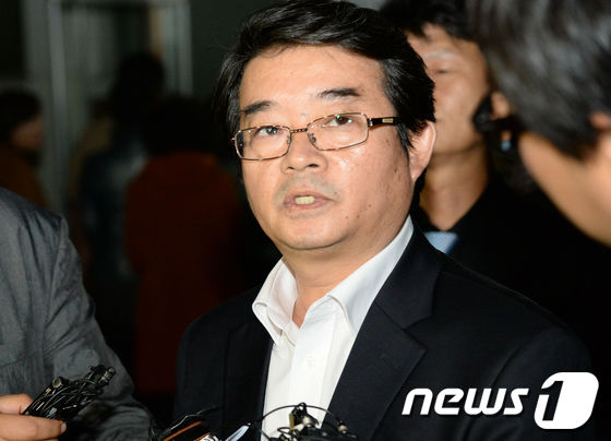 안도현 시인(52)이 지난달 28일 국민참여재판을 마친 직후 기자들에게 소감을 밝히고 있다. 이날 오전 11시께 시작된 재판은 자정이 다 돼 마무리됐다. 이날로 예정돼 있던 판결 선고는 다음달 7일로 연기됐다. © News1 박효익 기자