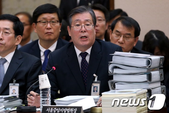 감사원장 내정자인 황찬현 서울중앙지방법원장이 29일 오전 서울 서초동 서울고법에서 열린 법제사법위원회의 서울고법, 서울중앙지법 등에 대한 국정감사에 출석해 의원들의 질의에 답하고 있다.2013.10.29/뉴스1 © News1   이광호 기자