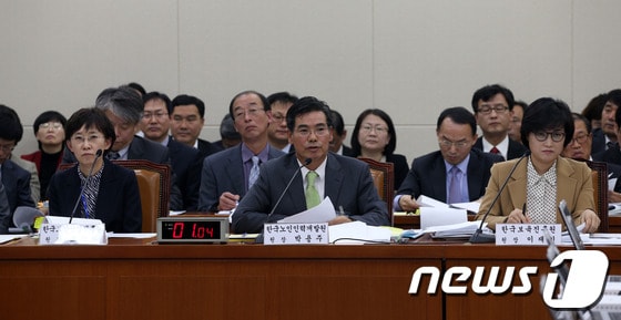 박용주 한국노인인력개발원장이 29일 서울 여의도 국회 보건복지위원회에서 열린 한국노인인력개발원, 한국보건산업진흥원, 한국보육진흥원 국정감사에서 의원들의 질의에 답변하고 있다. 왼쪽부터 고경화 한국보건산업진흥원장, 박 원장, 이재인 한국보육진흥원장. 2013.10.29/뉴스1 © News1 허경 기자