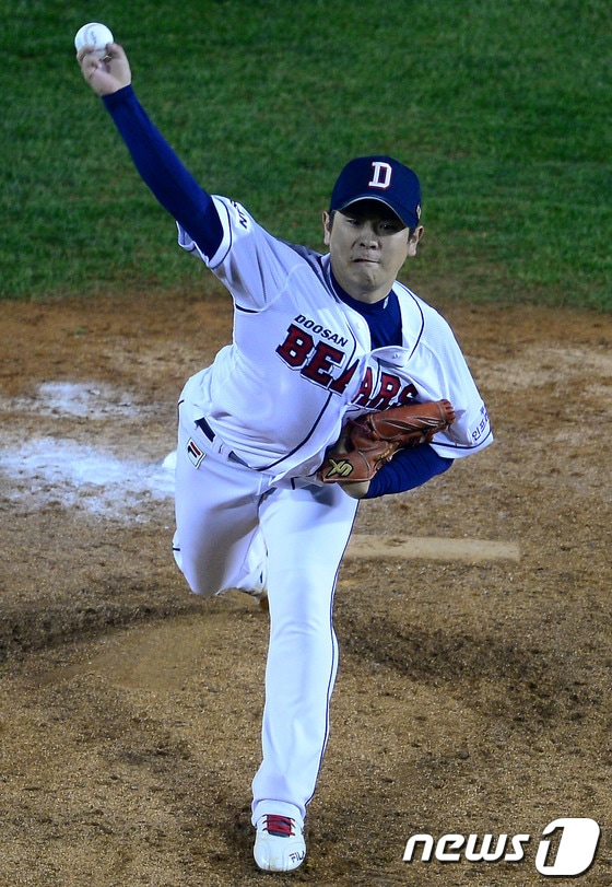 29일 오후 서울 잠실야구장에서 '2013 한국야쿠르트 세븐 프로야구' 삼성라이온즈와 두산베어스의 한국시리즈 5차전 경기가 열렸다.두산 구원투수 윤명준이 역투하고 있다. 2013.10.29/뉴스1 © News1   박정호 기자