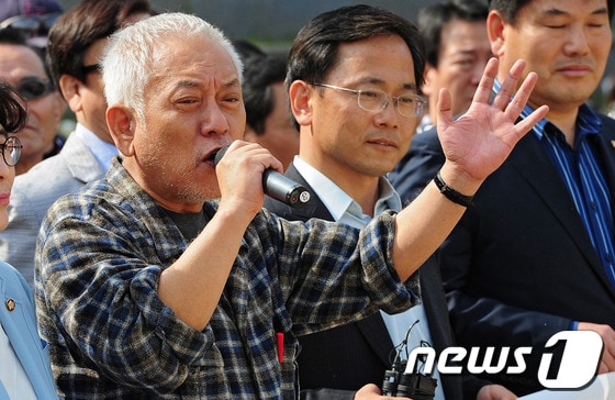 민주·민생 살리기 대구시당 결의대회에 참가한 김한길 민주당 대표가 3일 오전 대구 수성구 수성대학교에서 모두발언을 하고 있다. 2013.10.3/뉴스1 © News1 김영진 기자