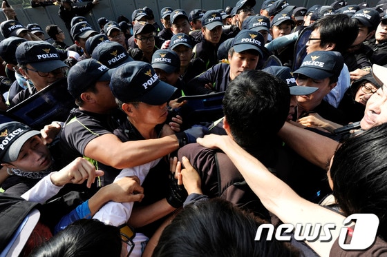 밀양 송전탑 공사재개 이틀째인 2일 오후 밀양 단장면 단장리 765㎸ 신고리-북경남 송전선로 건설공사 4공구 현장사무소 앞에서 송전탑 반대 주민들과 집회 참가자들이 경찰과 몸싸움을 벌이고 있다. 2013.10.3/뉴스1 © News1 전혜원 기자
