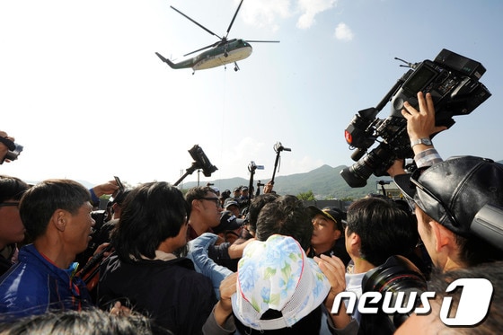 밀양 송전탑 공사재개 이틀째인 2일 오후 밀양 단장면 단장리 765㎸ 신고리-북경남 송전선로 건설공사 4공구 현장사무소 앞에서 송전탑 반대 주민들과 집회 참가자들이 경찰과 몸싸움을 벌이고 중 한전 직원들이 헬기로 자재를 옮기고 있다. 2013.10.3/뉴스1 © News1 전혜원 기자