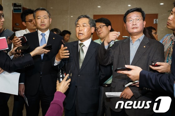 민주당 대통령기록물 열람위원 단장 우윤근 의원을 비롯한 위원들이 3일 오후 서울 여의도 국회 정론관에서 기자회견을 열고 