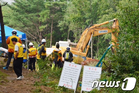 밀양 송전탑 공사재개 이틀째인 3일 오후 밀양 단장면 바드리 88번 현장에서 한전 직원들이 휴일도 없이 중장비로 공사를 진행하고 있다. 2013.10.3/뉴스1 © News1 전혜원 기자