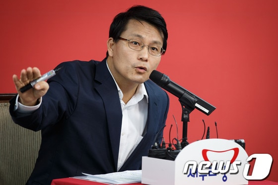 윤상현 새누리당 원내수석부대표가 지난 3일 오후 서울 여의도 당사에서 열린 원내 현안 관련 기자간담회에서 모두발언을 하고 있다. © News1 