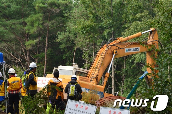 밀양 송전탑 공사재개 이틀째인 3일 오후 경남 밀양 단장면 바드리 88번 현장에서 공휴일인 개천절에도 공사가 진행되고 있다. 2013.10.3/뉴스1 © News1 전혜원 기자