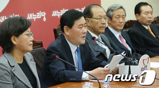 최경환 새누리당 원내대표. 2013.10.30/뉴스1 © News1 송원영 기자