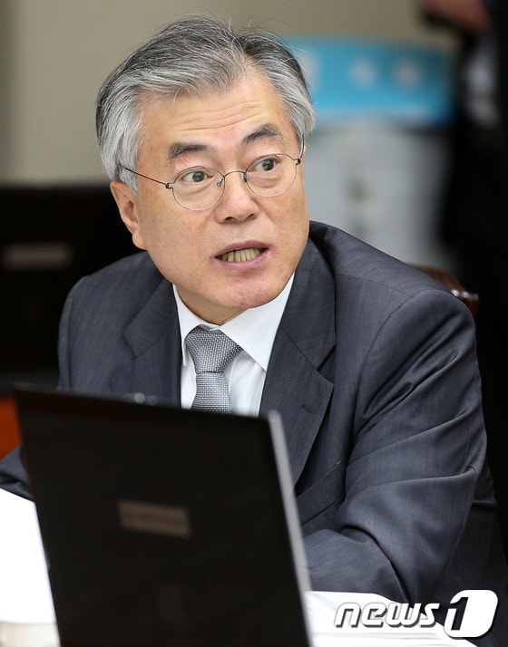 문재인 민주당 의원이 30일 오전 서울 여의도 국회에서 열린 기획재정위원회 국정감사에서 김용환 수출입은행장을 상대로 질의하고 있다. 2013.10.30/뉴스1 © News1 오대일 기자