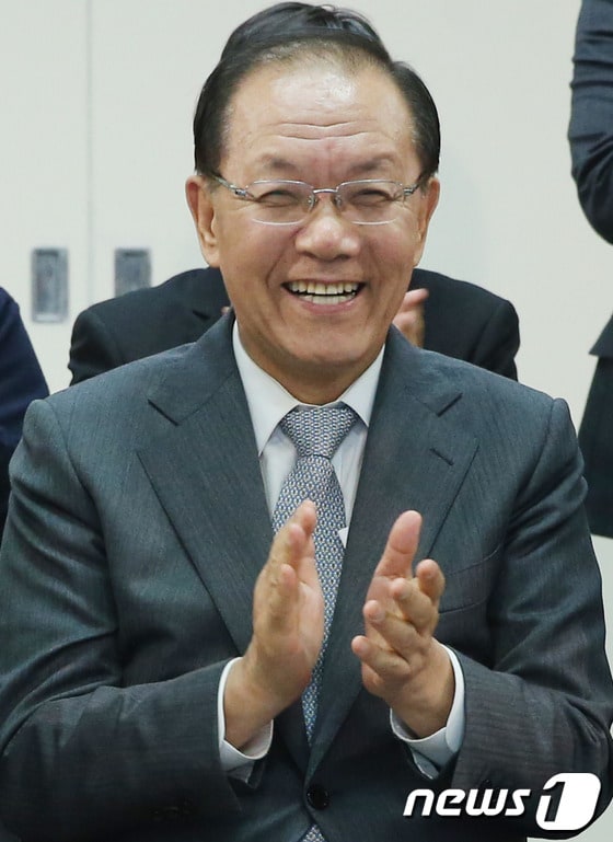 황우여 새누리당 대표가 30일 서울 여의도 당사에서 화성갑 서청원 후보와 포항남·울릉 박명재 후보의 당선이 확정되자 박수를 치며 기뻐하고 있다. 2013.10.30/뉴스1 © News1 송원영 기자