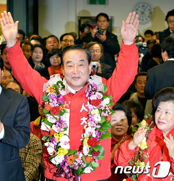 새누리당 서청원 후보가 30일 오후 화성시 봉담읍 선거사무소에서 화성시 갑 선거구 개표결과 당선이 확정되자 당원 및 지지자들에게 손을 들어 인사하고 있다. 2013.10.30/뉴스1 © News1   최영호 기자