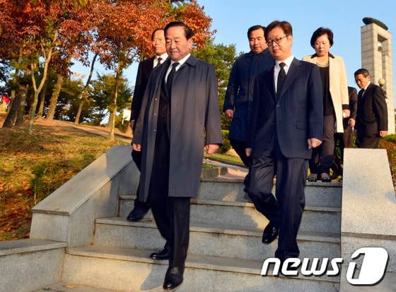 국회의원 화성갑 보궐선거에서 압승한 서청원 새누리당 당선자가 31일 오전 화성시 송산동 현충탑에서 참배를 마친 뒤 길을 나서고 있다. 2013.10.31/뉴스1 © News1 최영호 기자