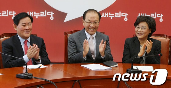 황우여 새누리당 대표와 최경환 원내대표가 31일 서울 여의도 국회에서 열린 최고위원회의에서 서청원, 박명재 후보의 당선 축하와 홍문종 사무총장의 노고에 박수를 치고 있다. 황 대표는 이날 회의에서 