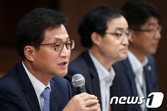 유필계 LG유플러스 CR전략실장이 31일 오전 서울 LG유플러스 상암사옥에서 열린 통신보안 논란 관련 긴급 기자회견에서 취재진의 질문에 답하고 있다.LG유플러스는 이번 주파수 경매에서 확보한 2.6GHz 주파수 광대역 LTE망을 구축하는데 중국 화웨이의 기지국 장비를 도입하기로 결정하면서 국가기간통신망 도청 등 보안 우려 논란에 대해 문제없다는 입장을 밝혔다. 2013.10.31/뉴스1 © News1   유승관 기자