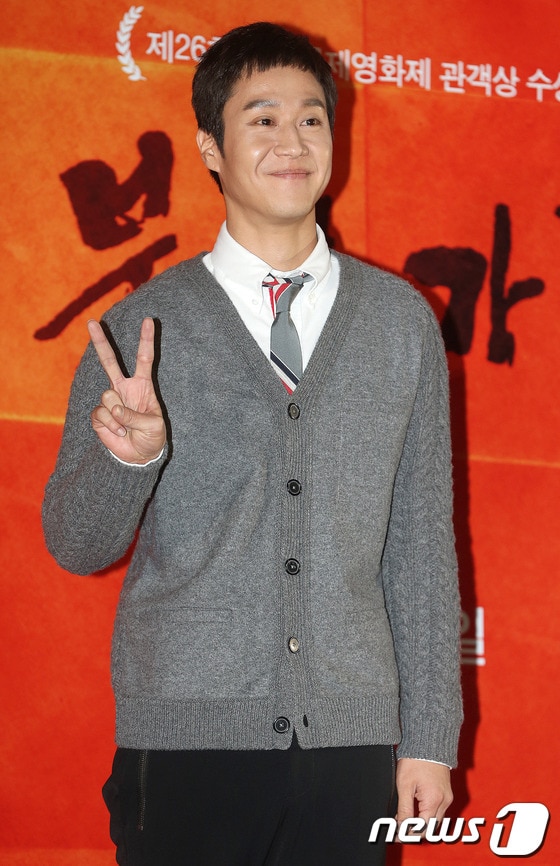 배우 정우가 31일 오후 서울 성동구 CGV 왕십리에서 열린 영화 '붉은 가족' 언론시사 및 기자간담회에 참석해 포즈를 취하고 있다.'붉은 가족(이주형 감독)'은 행복하게 위장한 겉모습과 달리, 위험한 비밀 활동으로 하루하루 죽음의 공포 속에 살아가는 고정간첩 가족 '진달래'의 이야기를 그린 작품으로 내달 6일 개봉된다. 2013.10.31 뉴스1 © News1 