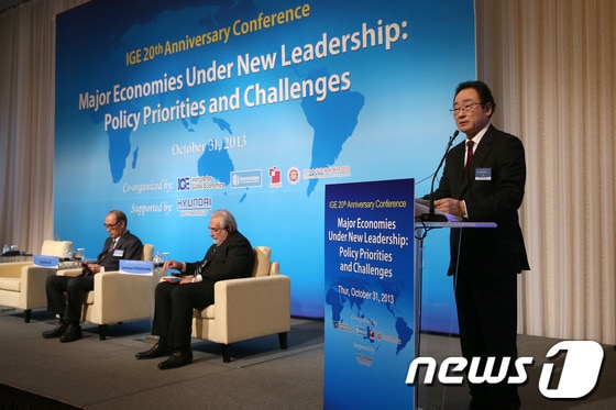 사공일 세계경제연구원 이사장이 지난 달 31일 오전 서울 중구 플라자호텔에서 열린 세계경제연구원 창립 20주년 기념 국제회의에서 이홍구 전 총리, 도미니크 스트로스 칸 전 국제통화기금(IMF) 총재(왼쪽부터)가 참석한 가운데 개회사를 하고 있다. 2013.10.31/뉴스1 © News1   한재호 기자