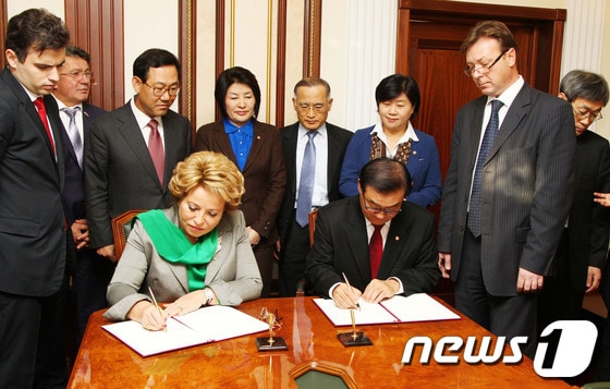 러시아를 공식방문 중인 강창희 국회의장이 3일&#40;현지시간&#41; 오전 러시아 모스크바 연방의회에서 마트비엔코 상원의장을 만나 양국간 의회협력 관계 구축 및 경제협력 협정을 체결하고 있다. &#40;국회 제공&#41; 2013.10.3/뉴스1 © News1   