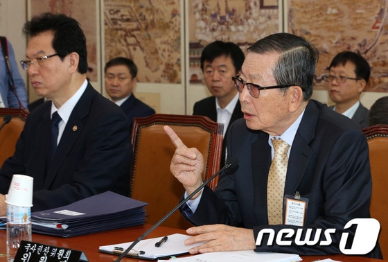 야권의 사퇴 압박을 받고 있는 유영익 국사편찬위원장이 4일 서울 여의도 국회에서 열린 교육문화체육관광위원회 전체회의에서 의원들의 질의에 답하고 있다. 2013.10.4/뉴스1 © News1   오대일 기자