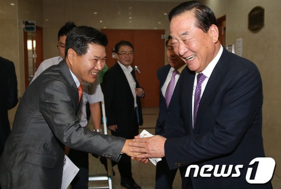 10·30재보선 경기 화성갑에서 새누리당 공천을 받은 서청원 전 한나라당 대표가 4일 오전 서울 여의도 국회 정론관 앞에서 새누리당 공천심사위원장인 홍문종 사무총장과 인사를 나누고 있다. 2013.10.4/뉴스1 © News1 송원영 기자