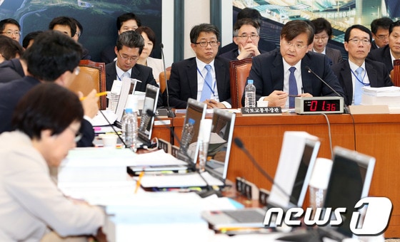 서승환 국토교통부 장관이 4일 서울 여의도 국회에서 열린 국토교통위원회 전체회의에 출석해 의원들의 질의에 답하고 있다. 2013.10.4/뉴스1 © News1   오대일 기자