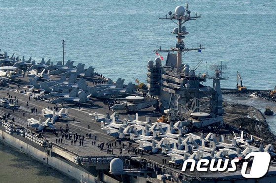 미국 해군 7함대 소속 항공모함인 조지워싱턴호&#40;9만7천t급&#41;가 지난 4일 오전 부산 해군작전기지로 입항하고 있다. 떠다니는 군사기지로 불리는 조지워싱턴호는 축구장 3배 크기로, 갑판과 격납고에는 전폭기인 슈퍼호넷&#40;F/A-18E/F&#41;과 호넷&#40;F/A-18A/C&#41;, 조기경보기인 E-2C&#40;호크아이 2000&#41;, 전자전투기&#40;EA-6B&#41;, 대잠수함 초계헬기 시호크&#40;SH-60F&#41; 등 70여대의 항공기가 탑재돼 있다. 조지워싱턴 항모강습단은 8일부터 남해 상에서 진행되는 한·미·일 해상훈련에 참여한다. 2013.10.4/뉴스1 © News1 전혜원 기자