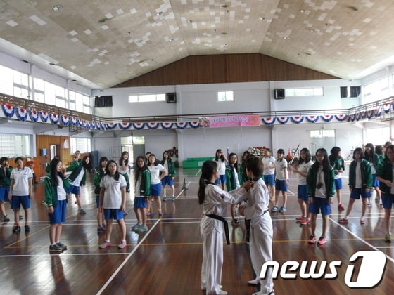 2일 여고생들이 호신술 아카데미에서 실습하고 있다.© News1 
