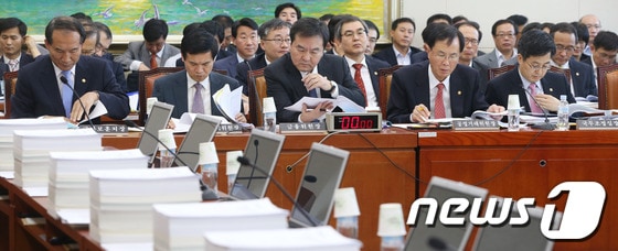 신제윤 금융위원장과 노대래 공정거래위원장 등이 4일 오후 서울 여의도 국회에서 열린 정무위원회 전체회의에서 자료를 보며 회의 준비를 하고 있다. 2013.10.4/뉴스1 © News1   송원영 기자