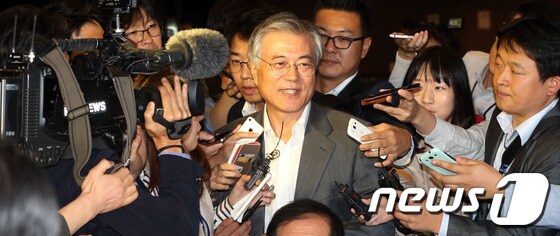 민주당 문재인이 4일 저녁 서울 종로구 세종문화회관 세종홀에서 노무현재단 주최로 열린 10·4 남북정상선언 6주년 기념식에서 취재진의 질문을 받고 있다. 2013.10.4/뉴스1 © News1   송원영 기자