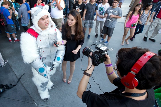 온게임넷의 조은나래 리포터가 팬들을 인터뷰하고 있다.© News1  