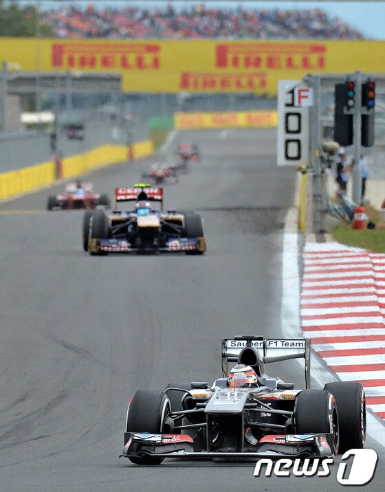 지난 10월 6일 오후 전남 영암 코리아인터내셔널 서킷에서 열린 F1 코리아 그랑프리 결선경기에서 자우버팀 니코 홀켄버그(앞)을 비롯한 F1머신들이 질주하고 있다. 2013.10.6/뉴스1 © News1 박세연 기자