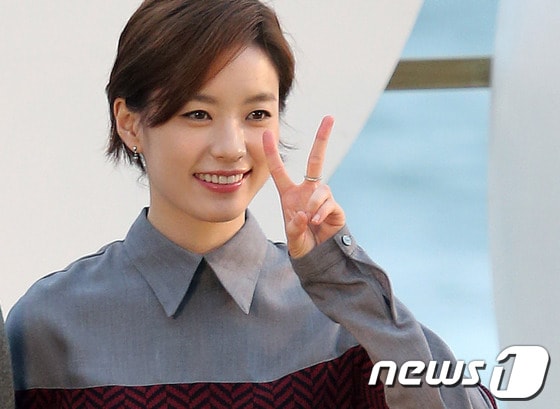 지난 10월6일 오후 부산 해운대 해수욕장 비프빌리지에서 열린 영화 '감시자들' 야외무대인사에서 배우 한효주가 관객들에 인사하고 있다. © News1   