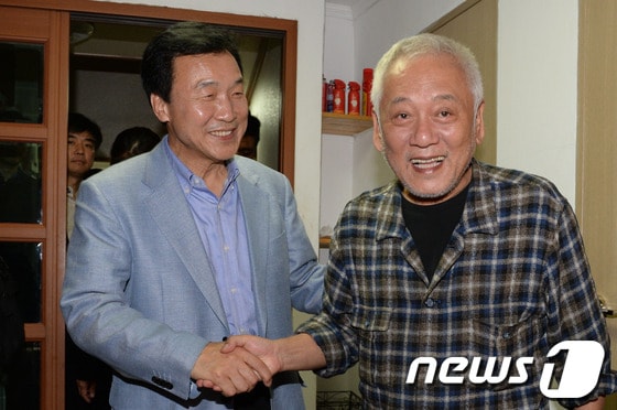 민주당 김한길 대표와 손학규 전 대표가 6일 저녁 서울 종로구 내자동의 한 한식당에서 회동을 마친 후 인사 나누고 있다. 김 대표는 이날 손 전 대표가 전·현직 의원들과의 만찬을 갖는 자리에 찾아가 단독 회동을 가졌다. 한편 손 전 대표는 