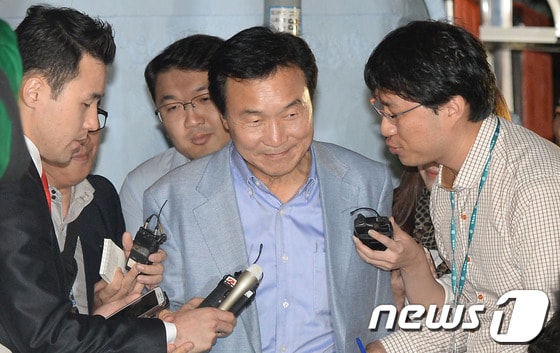 민주당 손학규 전 대표가 6일 저녁 서울 종로구 내자동의 한 식당으로 전·현직 의원들과의 만찬을 위해 들어서며 취재진의 질문을 받고 있다. 이날 김한길 대표는 이 자리를 찾아 손 전 대표와 단독 회동을 가졌다. 한편 손 전 대표는 회동을 마친 후 