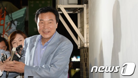 민주당 손학규 전 대표가 6일 저녁 서울 종로구 내자동의 한 식당에서 전·현직 의원들과의 만찬을 위해 들어서며 취재진의 질문을 받고 있다. 이날 김한길 대표는 이 자리를 찾아 손 전 대표와 단독 회동을 가졌다. 한편 손 전 대표는 회동을 마친 후 